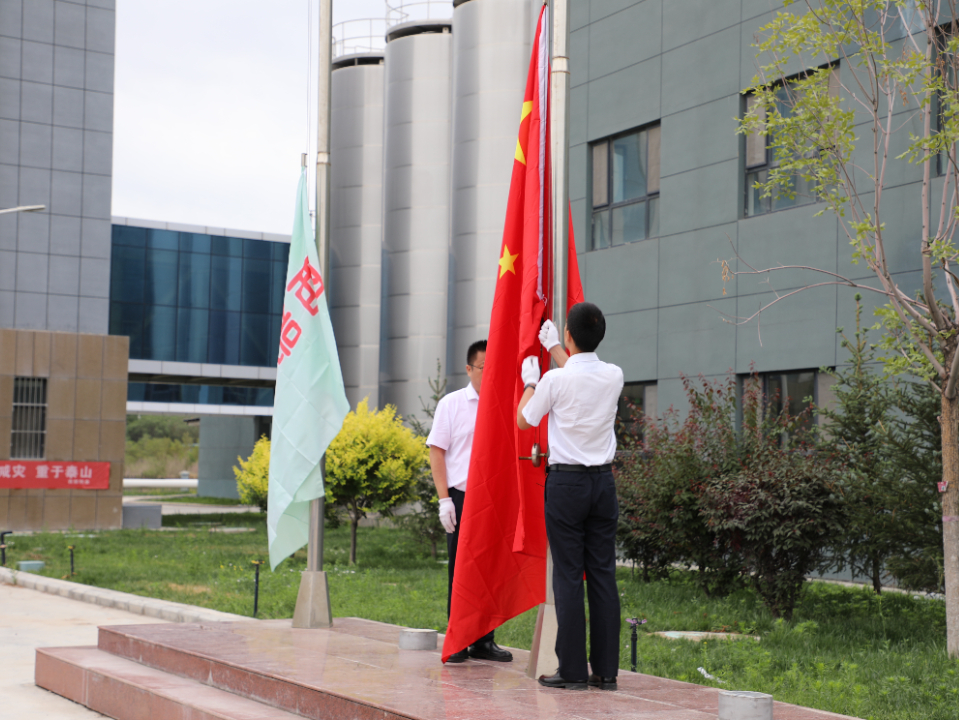 八師國資畜牧產業(yè)鏈黨委開展慶祝建黨102周年升國旗活動